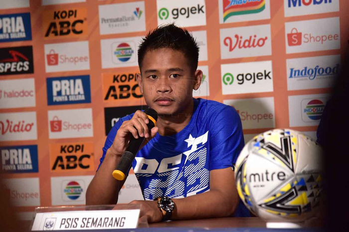 Pemain PSIS Semarang, Fredyan Wahyu, memberikan keterangan saat konferensi pers sebelum laga melawan Persib Bandung pada pekan ke-27 Liga 1 2019.