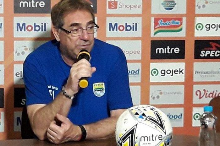 Pelatih Persib Bandung Robert Alberts dalam konferensi pers sebelum laga melawan PSIS Semarang, Selasa (5/11/2019).