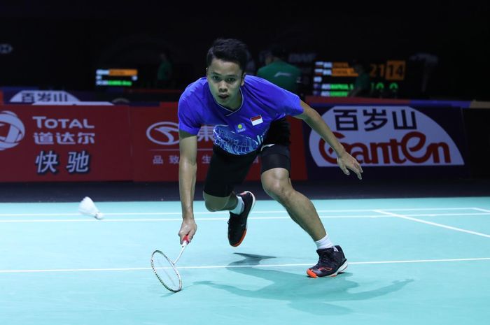 Pebulu tangkis tunggal putra Indonesia, Anthony Sinisuka Ginting, saat menjalani laga melawan Ng Ka Long Angus (Hong Kong) pada babak kesatu Fuzhou China Open 2019.