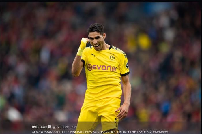 Achraf Hakimi merayakan gol untuk Borussia Dortmund.