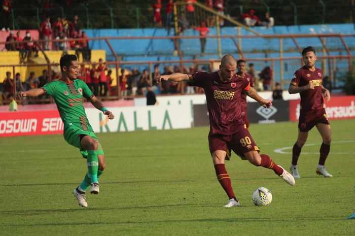 Gelandang PSM Makassar, Wiljan Pluim, menguasai bola saat laga kontra Kalteng Putra pada pekan ke-27 Liga 1 2019 di Stadion Andi Matalatta, Makassar, Rabu (6/11/2019).