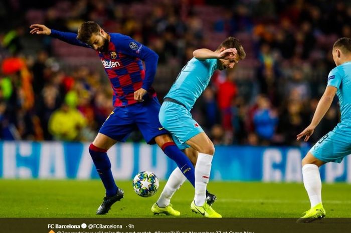 Bek tengah Barcelona, Gerard Pique, berusaha merebut bola dari salah satu pemain Slavia Prague dalam lanjutan pertandingan matchday keempat Liga Champions di Camp Nou, Selasa (5/11/2019) atau Rabu dini hari WIB.