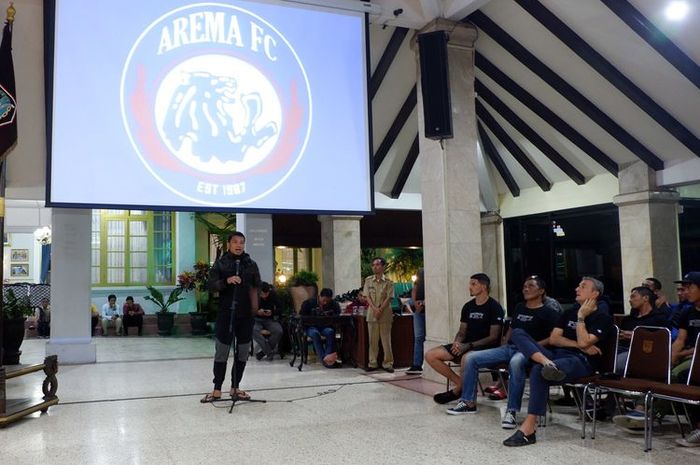 Hamka Hamzah saat berbicara di depan Aremania dan para undangan dalam acara ramah tamah bertajuk Sambung Roso yang diselenggarkan di Pendopo Kabupaten Malang, Jawa Timur, Selasa (5/11/2019) malam. 