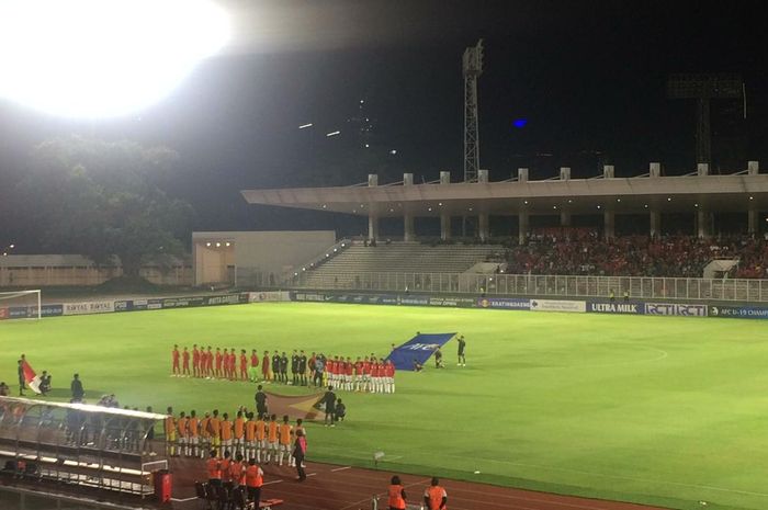 Para pemain timnas U-19 Indonesia dan timnas U-19 Timor Leste sebelum laga Kualifikasi Piala AFC U-19 2020 di Stadion Madya, Senayan, Rabu (6/11/2019).