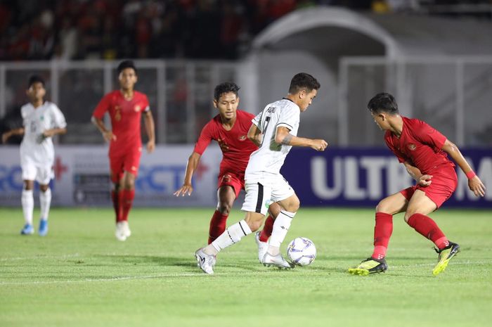 Penyerang timnas U-19 Timor Leste, Paulo Dominggo Freitas, mencoba melewati barisan pertahanan timnas U-19 Indonesia