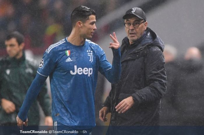 Megabintang Juventus, Cristiano Ronaldo, berbicara dengan pelatih Maurizio Sarri seusai diganti dalam laga Grup D Liga Champions kontra Lokomotiv Moskva di Stadion Lokomotiv, Rabu (6/11/2019).