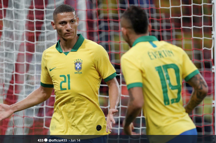 Penyerang Everton, Richarlison kala membela negaranya, Brasil.