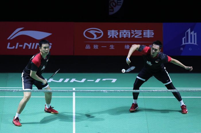 Pasangan ganda putra Indonesia, Mohammad Ahsan/Hendra Setiawan, saat bertanding melawan Ou Xuanyi/Zhang Nan (China) pada babak kedua Fuzhou China Open 2019.