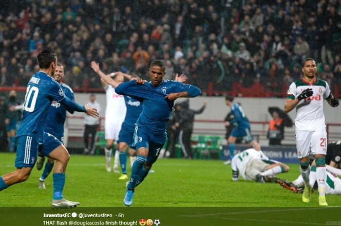 Winger Juventus, Douglas Costa, melakukan selebrasi usai membobol gawang Lokomotiv Moskva pada laga matchday keempat Liga Champions 2019-2020, Rabu (6/11/2019).