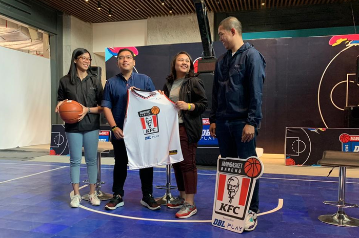 (ki-ka) Pemain 3x3 Indonesia, Regita Pramesti, Hendra Yuniarto, GM Marketing PT Fast Food Indonesia Tbk, Direktur DBL Masany Audri, dan Rocky Padilla berfoto pada konferensi pers Main Basket bareng KFC powered by DBL Play di Jakarta, Jumat (8/11/2019)