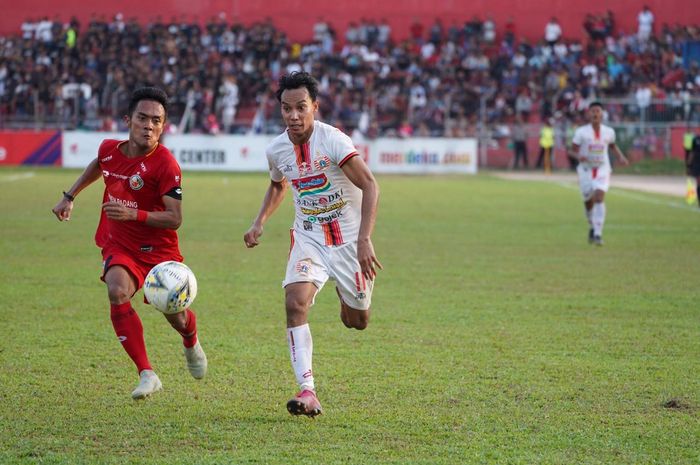 Pemain Persija Jakarta, Novri Setiawan (kanan) dikejar pemain Semen Padang, Dedi Hartono (kanan) di Stadion Haji Agus Salim, Kamis (7/11/2019).  