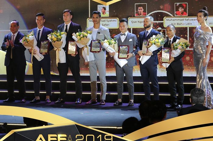 Pemain timnas Indonesia, Riko Simanjuntak (kedua dari kanan) dalam acara AFF Awards 2019 di Vietnam.