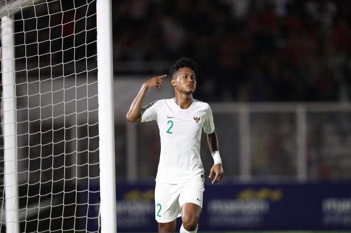 Selebrasi bek sayap timnas U-19 Indonesia, Bagas Kaffa, setelah mencetak gol ke gawang Hong Kong dalam lanjutan Kualifikasi Piala Asia U-19 2020 di Stadion Madya, Jumat (8/11/2019).