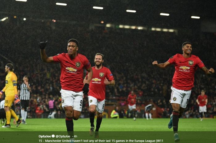 Aksi Anthony Martial yang disambut Juan Mata dan Marcus Rashford usai membobol gawang Partizan Belgrade pada matchday keempat Liga Europa di Stadion Old Trafford, Jumat (7/11/2019).