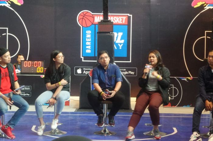 Direktur DBL Indonesia, Masany Audri (kedua dari kanan), menjelaskan program Main Basket bareng KFC kepada awak media di Jakarta, Jumat (8/11/2019).