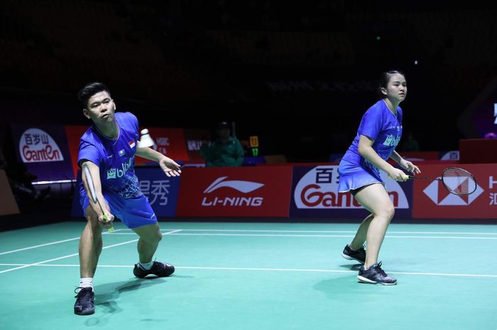 Pasangan ganda campuran Indonesia, Praveen Jordan/Melati Daeva Oktavianti, mengembalikan kok ke arah Yuta Watanabe/Arisa Higashino (Jepang) pada perempat final Fuzhou China Open 2019 di Haixia Olympic Sports Center, Jumat (8/11/2019).