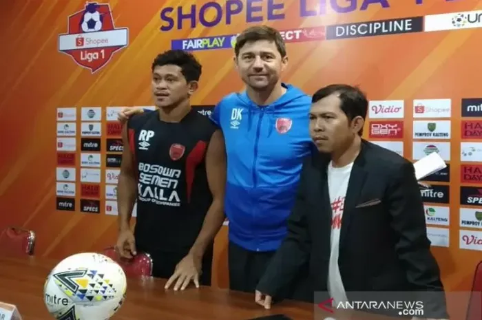 Pelatih PSM Makassar, Darije Kalezic (tengah), saat mengikuti sesi jumpa pers sebelum laga timnya melawan Kalteng Putra pada laga tunda pekan ke-10 Liga 1 2019.