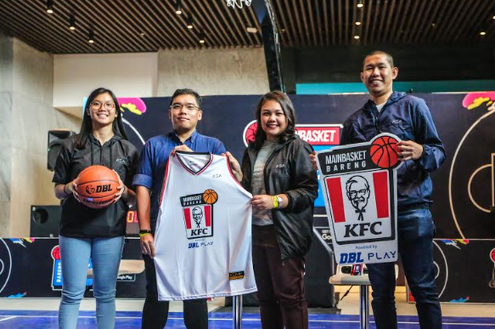 (ki-ka) Pemain 3x3 Indonesia, Regita Pramesti, Hendra Yuniarto, GM Marketing PT Fast Food Indonesia Tbk, Direktur DBL Masany Audri, dan Rocky Padilla berfoto pada konferensi pers Main Basket bareng KFC powered by DBL Play di Jakarta, Jumat (8/11/2019)