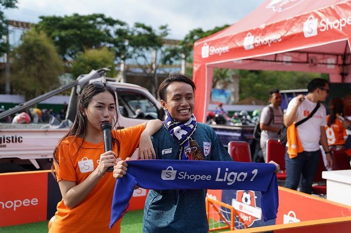 Salah satu Aremania menikmati booth Shopee sebelum laga Arema FC kontra Madura United di Stadion Kanjuruhan, Kepanjen, Kabupaten Malang, Jumat (8/11/2019).