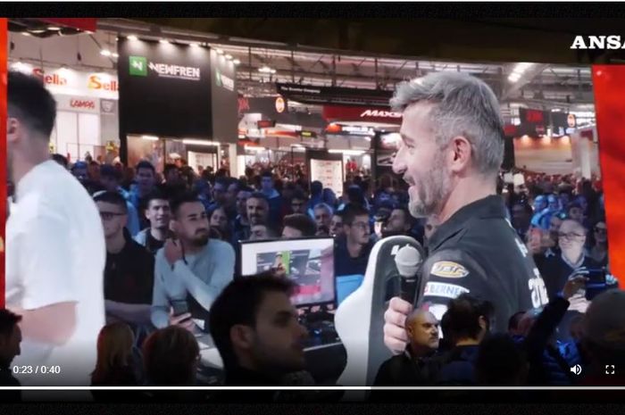 Mantan pembalap MotoGP, Max Biaggi, saat menghadiri suatu event eSports di Italia.