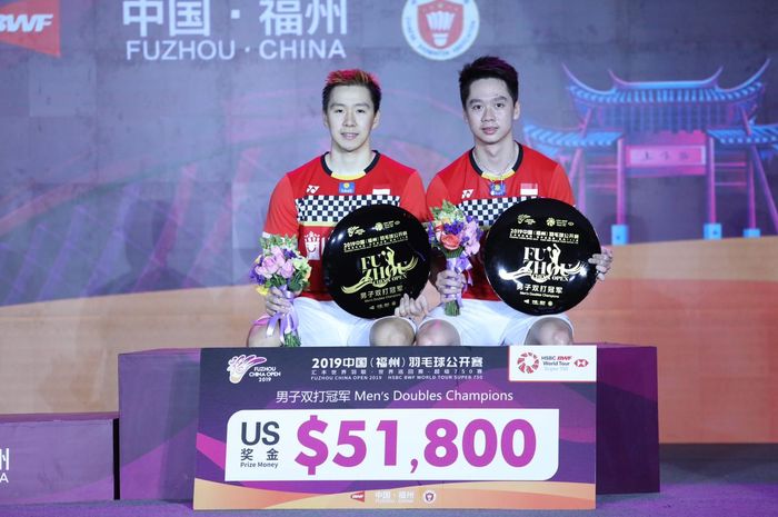 Pasangan ganda putra Indonesia, Marcus Fernaldi Gideon/Kevin Sanjaya Sukamuljo, berpose setelah memastikan diri sebagai juara Fuzhou China Open 2019 di Haixia Olympic Sports Center, Minggu (10/11/2019).