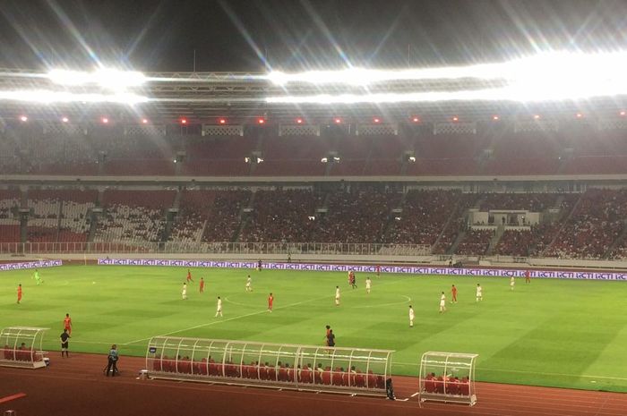 Suasana laga kualifikasi Piala Asia U-19 2020 antara timnas U-19 Indonesia vs Korea Utara dari tribune Gelora Bung Karno, Jakarta, 10 November 2019.