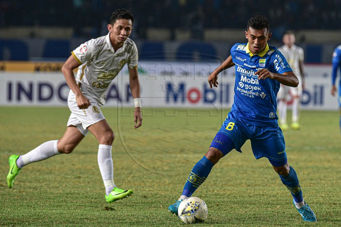 Gelandang Persib Bandung, Abdul Aziz, menggiring bola saat laga kontra PSS Sleman pada pekan ke-17 Liga 1 2019.