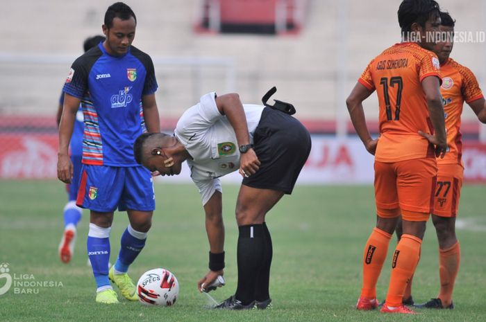 Wasit asal Sulawesi Utara, Sance Lawita, terlihat menggunakan vanishing spray saat memimpin laga Persiraja Banda Aceh melawan Mitra Kukar pada delapan besar Liga 2 2019.