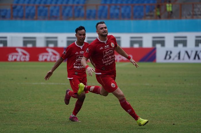 Penyerang Persija Jakarta, Marko Simic, melakukan selebrasi usai berhasil mencetak gol kala menghadapi Borneo FC di Stadion Wibawa Mukti, Bekasi pada Senin (11/11/2019).