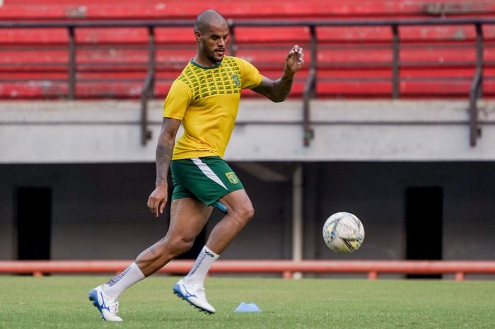 Striker Persebaya Surabaya, David da Silva, saat mengikuti latihan bersama tim di Stadion Gelora Bung Tomo (GBT), Surabaya, 11 November 2019.