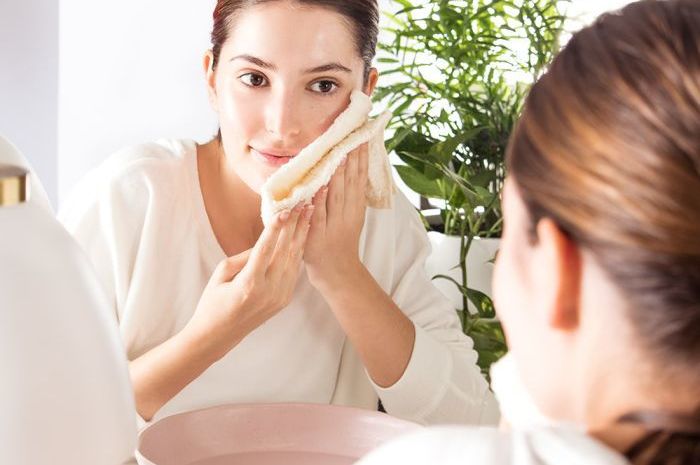 Membersihkan wajah pakai kain lap