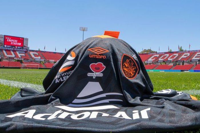 Jersey tandang Brisbane Roar jelang laga kontra tuan rumah Adelaide United pada laga keempat kedua tim pada Liga Australia 2019-2020 di Stadion Coopers, 10 November 2019.