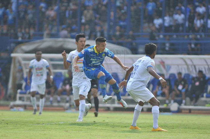 Aksi gelandang Persib Bandung, Kim Jeffrey Kurniawan (biru), saat mencetak gol pertama timnya ke gawang Arema FC pada laga tunda pekan ke-21 Liga 1 2019.