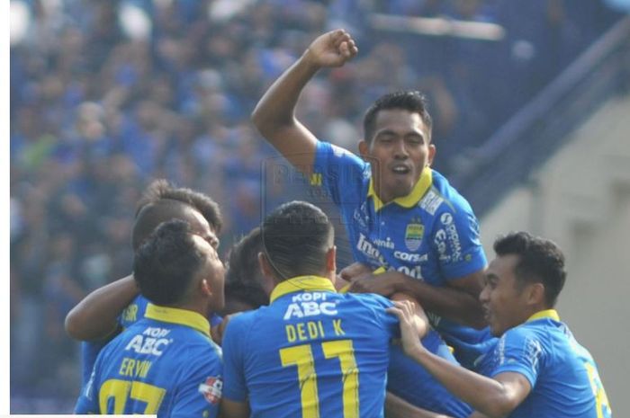 Para pemain Persib Bandung merayakan gol yang dicetak oleh Frets Butuan pada laga kontra Arema FC di Stadion Si Jalak Harupat, Kabupaten Bandung pada Selasa (12/11/2019).