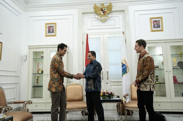 Pembalap Indonesia, Sean Gelael (kiri), mendampingi pembalap Formula E, Stoffel Vandoorne, bertemu Gubernur DKI Jakarta, Anies Baswedan, di Balai Kota, Jakarta, Selasa (12/11/2019).