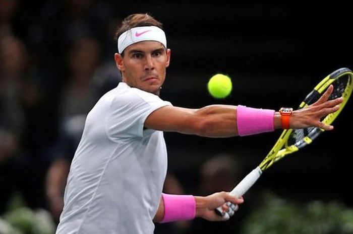 Petenis nomor satu dunia asal Spanyol, Rafael Nadal, saat menjalani pertandingan pada turnamen Paris Masters 2019.