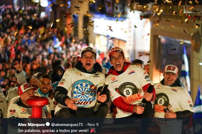 Marc Marquez (kanan) dan Alex Marquez saat mengikuti parade juara dunia MotoGP dan Moto2 2019 di Kota Cervera, Spanyol, 9 November 2019.