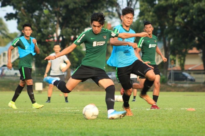 Septian David Maulana (kiri depan) dan Dedi Gusmawan (kanan depan) pada latihan timnas Indonesia di Lapangan PKNS, Petaling Jaya, Malaysia pada Selasa (12/11/2019) sore.