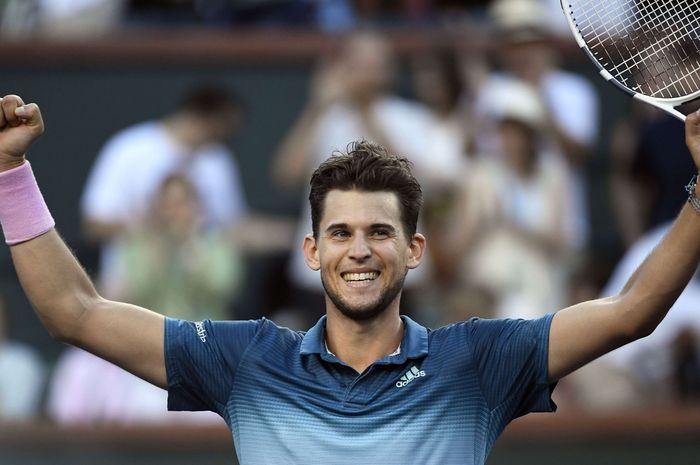 Petenis putra Austria, Dominic Thiem, melakukan selebrasi setelah meraih kemenangan atas Roger Federer (Swiss) pada laga pertama Grup Bjorn Borg ATP Finals 2019.