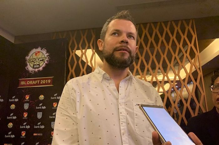 Pelatih Prawira Bandung, Giedrius Zibenas, berbicara kepada wartawan usai IBL Draft 2019-2020 di Jakarta, Selasa (12/11/2019) malam.