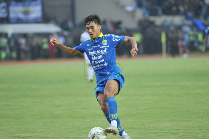 Bek sayap Persib Bandung, Zalnando, saat membela timnya melawan Arema FC pada laga tunda pekan ke-21 Liga 1 2019.