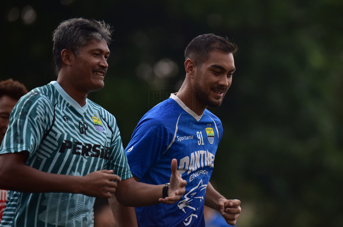 Gelandang Persib Bandung, Omid Nazari, saat mengikuti latihan tim.