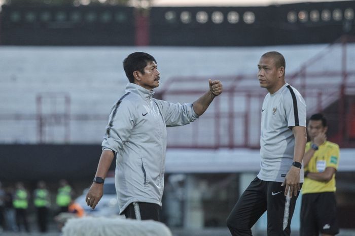 Indra Sjafri serta Nova Arianto pada laga persahabatan kontra timnas U-23 Iran, di Stadion Kapten I Wayan Dipta, Gianyar, Rabu (13/11/2019).