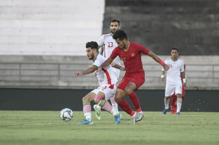 Striker timnas U-22 Indonesia, Muhammad Rafli berduel dengan pemain timnas U-23 Iran, di Stadion Kapten I Wayan Dipta, Gianyar, Rabu (13/11/2019).