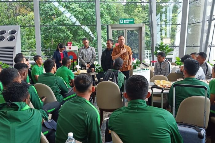 ketua Umum PSSI, Mochamad Iriawan alias Iwan Bule memberikan motivasi ke skuad timnas Indonesia di Kuala Lumpur, Selasa (12/11/2019).