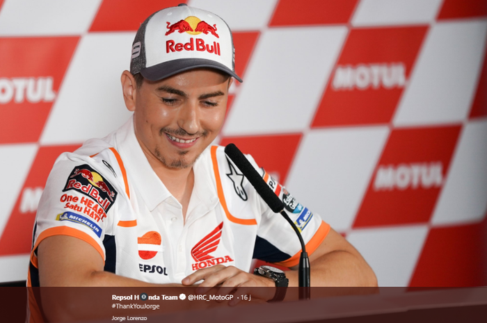 Momen saat pembalap Repsol Honda, Jorge Lorenzo, mengumumkan keputusannya untuk pensiun di Sirkuit Ricardo Tormo, Valencia, Kamis (14/11/2019)