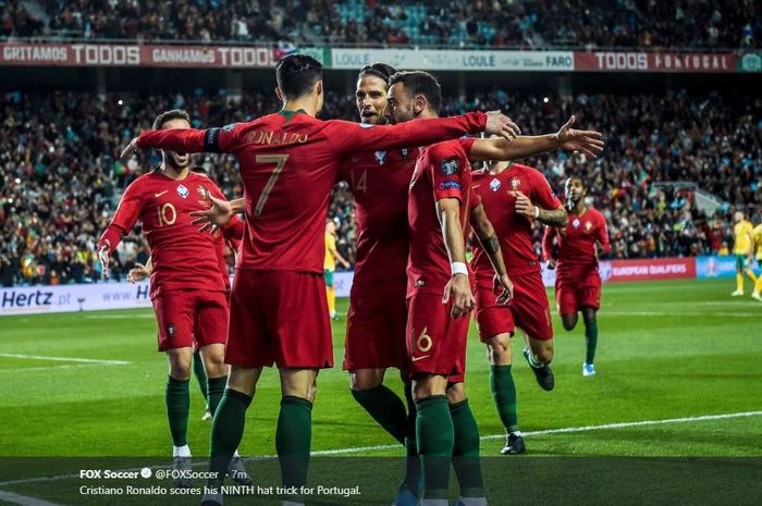 Megabintang timnas Portugal, Cristiano Ronaldo, merayakan gol yang dicetak ke gawang timnas Lithuania dalam laga Grup B Kualifikasi Euro 2020 di Stadion Algarve, Kamis (14/11/2019).