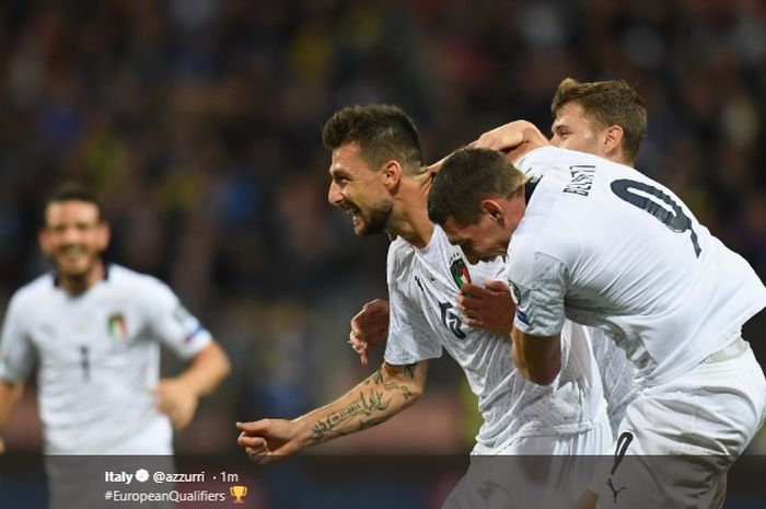 Para pemain Italia merayakan gol perdana yang dicetak Francesco  Acerbi ke gawang Bosnia-Herzegovina pada pertandingan Kualifikasi Euro 2020, Jumat (15/11/2019).