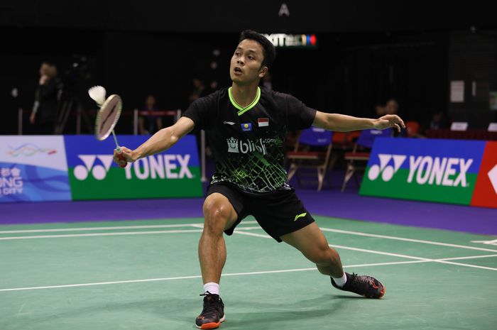 Pebulu tangkis tunggal putra Anthony Sinisuka Ginting saat bertanding melawan Jonatan Christie pada semifinal Hong Kong Open 2019.