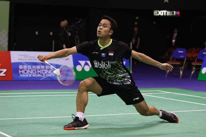 Pebulu tangkis tunggal putra Anthony Sinisuka Ginting saat bertanding melawan Jonatan Christie pada semifinal Hong Kong Open 2019.